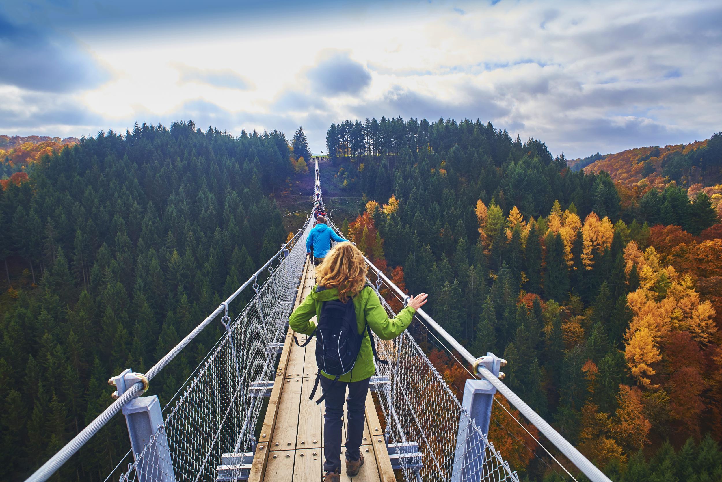 Frau,50,HÃ¤ngeseilbrÃ¼cke Geierlay,MÃ¶rsdorf,HunsrÃ¼ck,Saar-HunsrÃ¼ck-Steig,Rheinland-Pfalz,Deutschgland,Europa