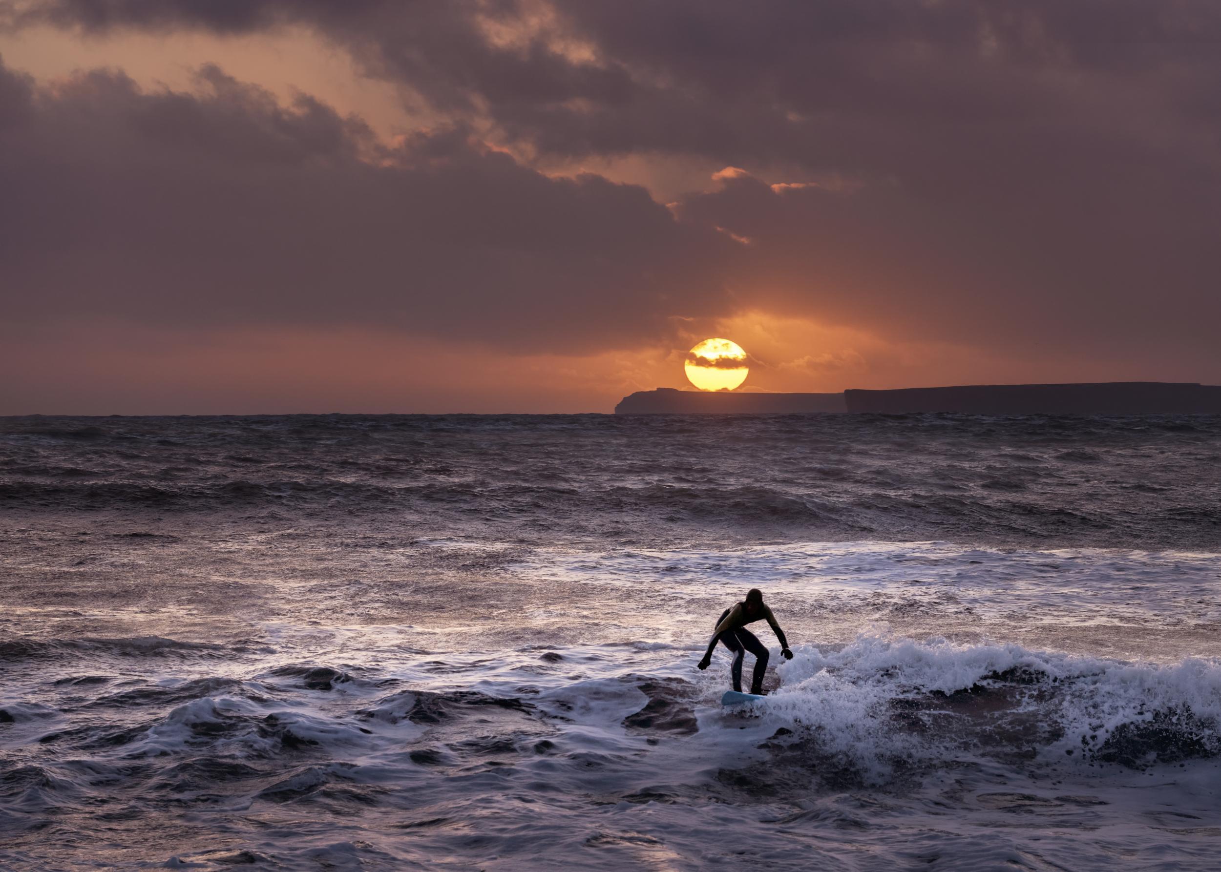 UK, Wales, Pembrokeshire, Manorbier, sunset surfer